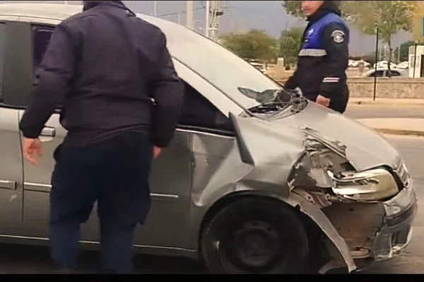 Una mujer iba ebria, chocó y se fue a su casa