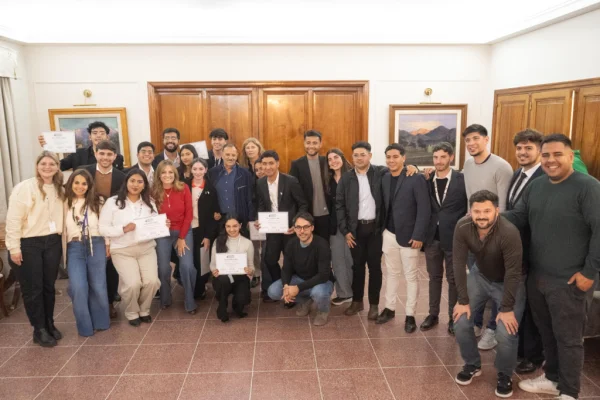 El Gobernador recibió a bailarines galardonados