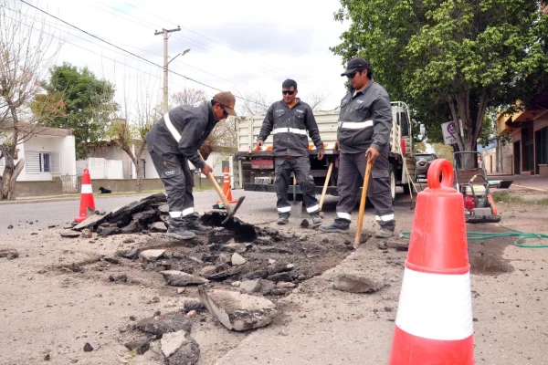 La Municipalidad realizó bacheos en avenida Angelelli