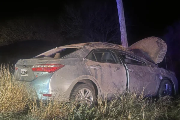 Conductor riojano se quedó dormido al volante y se estrelló contra un poste de luz