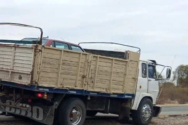 La policia secuestró un vehículo con pedido de captura que iba en un camión