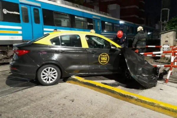 Un tren embistió a un taxi en Flores: el conductor huyó por las vías