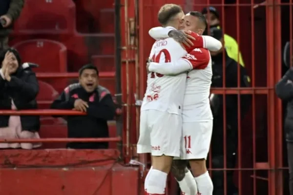Sobre el final, Huracán le ganó a Argentinos Juniors, que terminó con nueve