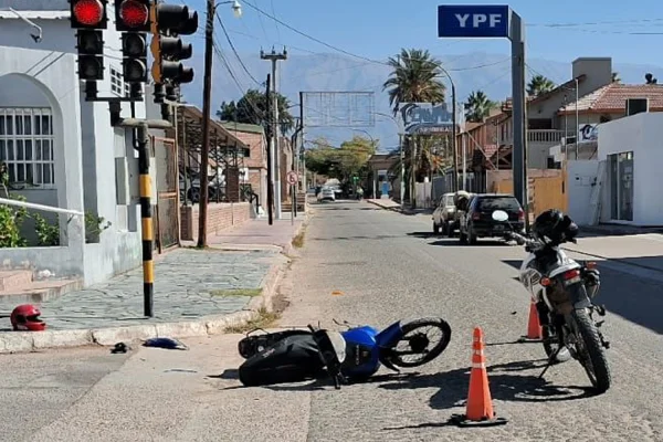 Motociclista se fracturó la clavicula tras chocar con un auto