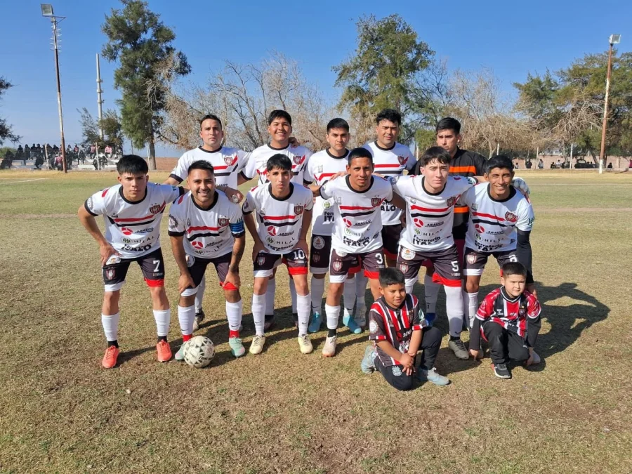 Chacarita le arrebató la punta a Independiente.