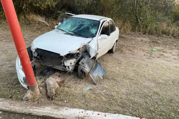 Joven impactó contra un poste y terminó en el hospital