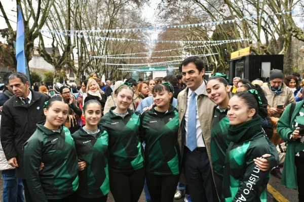 Más de 20.000 personas participaron en el desfile cívico-militar en homenaje a San Martín