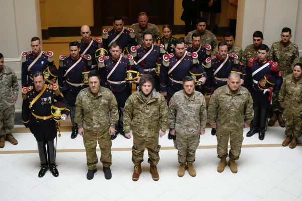 Milei almorzó con los granaderos de Casa Rosada por el 17 de agosto