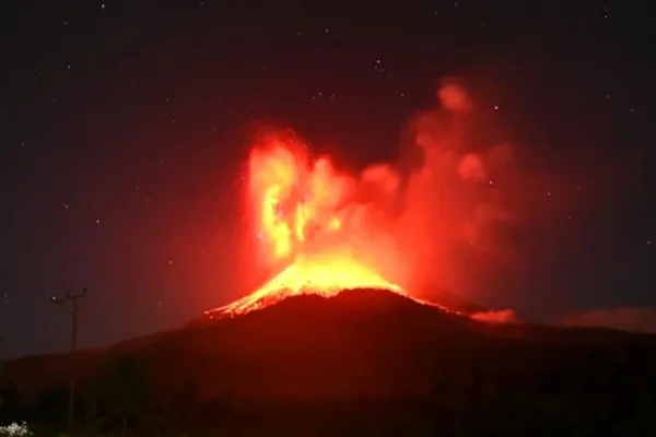 Un volcán entró en erupción y activó una alerta de aviación de alto nivel