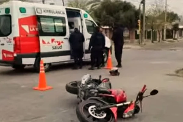 Fuerte choque entre dos motos dejó a una mujer en el hospital