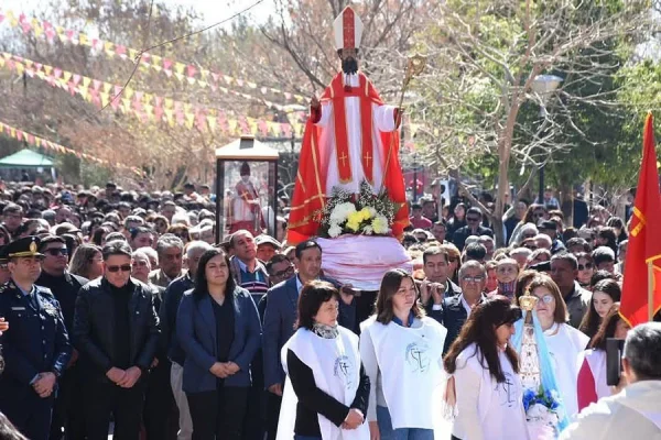 Una multitud acompaño a San Blas en la festividad de invierno