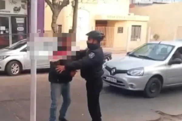 Un hombre en aparente estado de ebriedad habría intentado arrojarse ante los autos