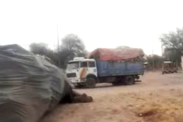 Un camión paró en la banquina y volcó su acoplado