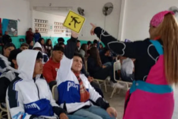 Capacitan en seguridad vial a jóvenes con un Aula Taller