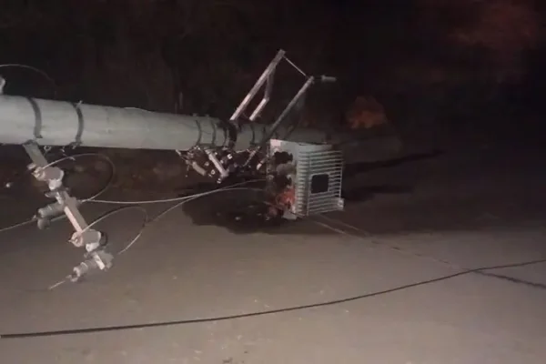 El viento zonda causó destrozos en algunas localidades y hay alerta amarilla