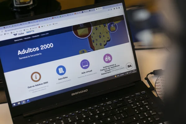 Programa Adultos 2000: inscripciones abiertas en La Rioja para terminar el secundario online