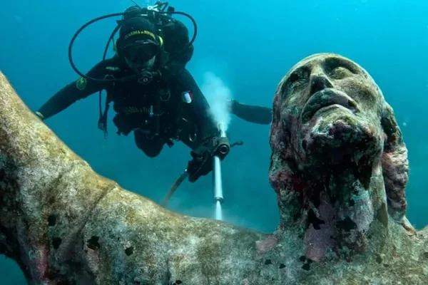 Limpiaron la escultura del Cristo del Abismo a 17 metros bajo el mar en Italia