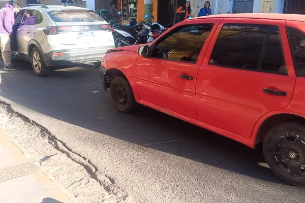 Siniestro vial dejó daños y heridos leves en el centro