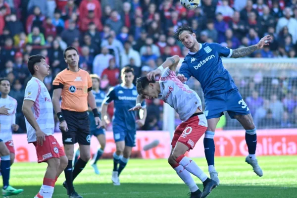 Argentinos Juniors goleó y hundió a Racing en la Zona A