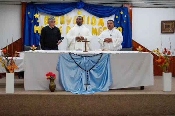 El Padre Dufresne celebró su última misa en la provincia y parte a Estados Unidos a una nueva misión