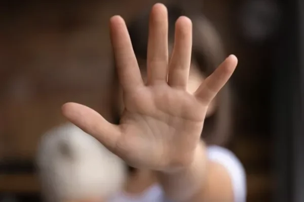 Una nena de 11 años denunció que la grababan mientras se bañaba