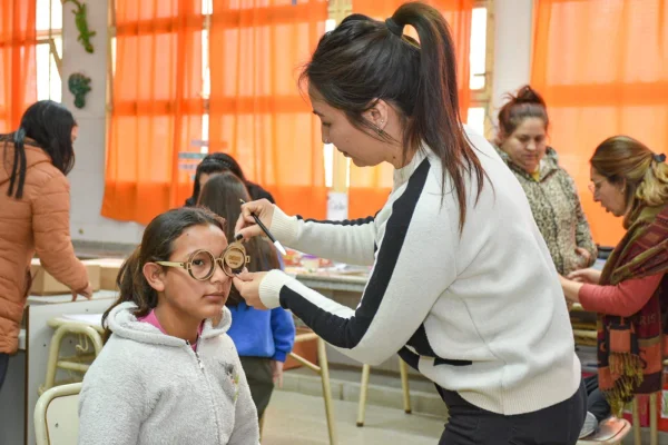 Recibieron controles de salud ocular más de 200 estudiantes