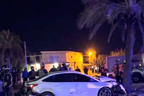 Joven alcoholizado atropelló a madre e hija en moto y se estrelló contra una palmera