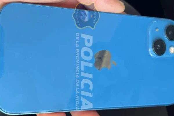 La policia recuperó dos telefonos de alta gama