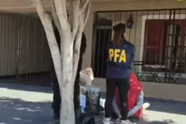 Una pareja retiró una encomienda con marihuana y terminaron detenidos