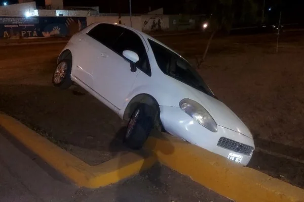 Conductor ebrio perdió el control y chocó una alcantarilla