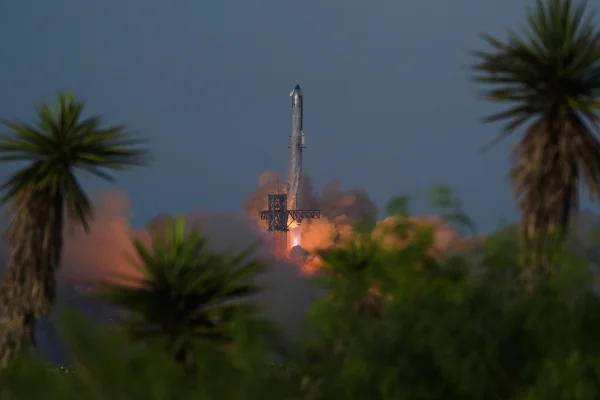 Lanzamiento de SpaceX despliega 8 satélites simulados y cae en el océano Índico