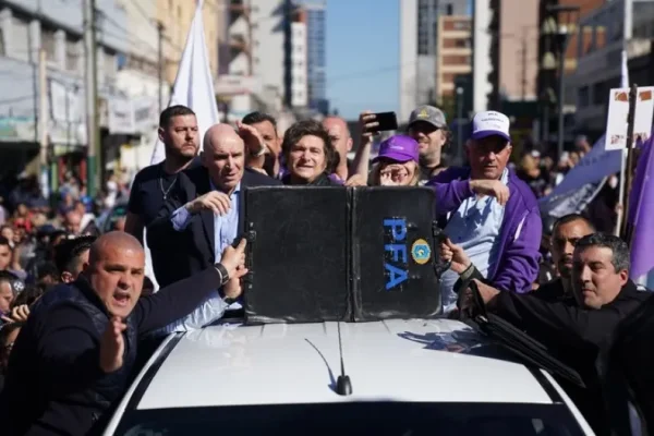 Atacaron con piedras a la caravana de Milei en Lomas de Zamora y debieron evacuar a la comitiva: hay dos detenidos