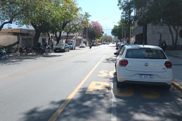 Primer día de carriles exclusivos: quejas por estacionados y demoras