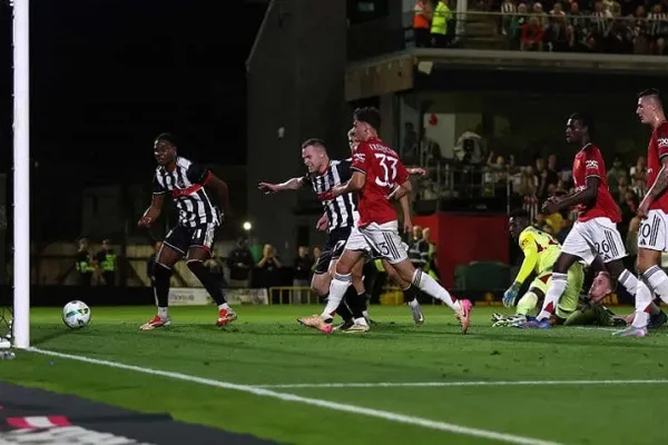 Histórica humillación: Manchester United eliminado por Grimsby Town en penales