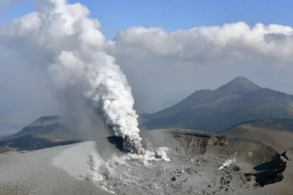 Un volcán en el suroeste de Japón entró en erupción