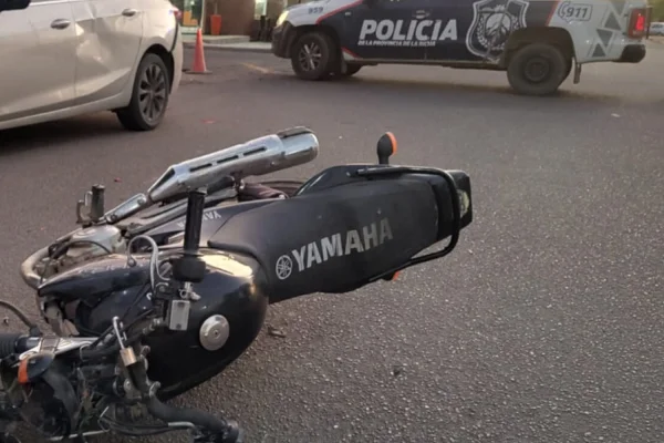 Iban ebrios en una motocicleta y chocaron un auto estacionado