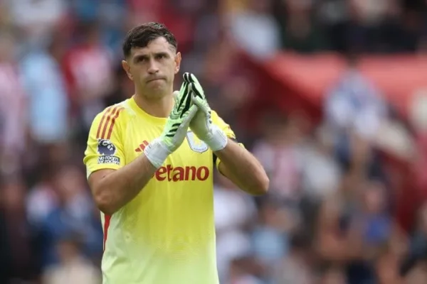 Manchester United aceleró por Dibu Martínez, quien se quedó fuera del banco en Aston Villa