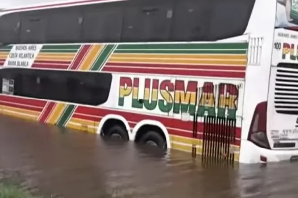 Tormenta de Santa Rosa: un micro quedó varado en la Ruta 5 y rescataron a 40 pasajeros en lancha