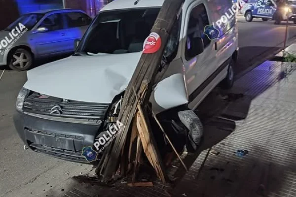 Conductor colisionó su auto contra un poste del alumbrado público en Capital