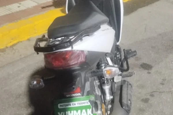 Cayó de su moto y sufrió heridas leves