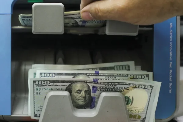 Sin techo: el dólar oficial trepó a los $1.400