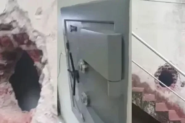 Hicieron un boquete para entrar a un banco y se llevaron una 
