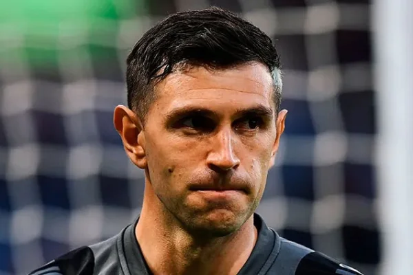El pase de Dibu Martínez al Manchester United se cayó: el exótico club al que podría ir