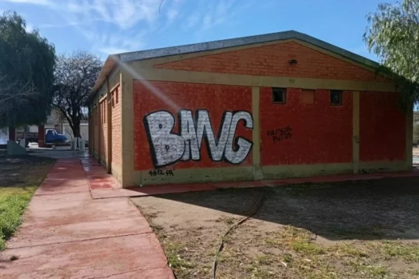 Vandalizaron con grafitis una de las paredes del Museo “ARA General Belgrano” de Chepes