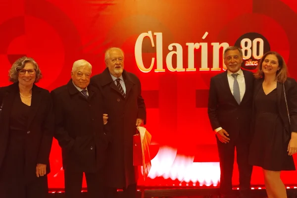 Clarín celebró sus 80 años en el Colón y Nueva Rioja participó de los festejos