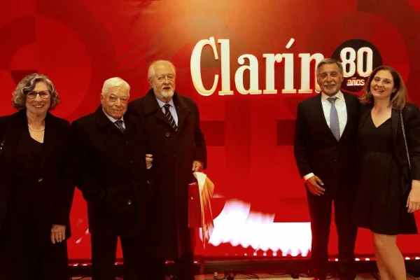 Clarín celebró sus 80 años en el Colón y Nueva Rioja participó de los festejos
