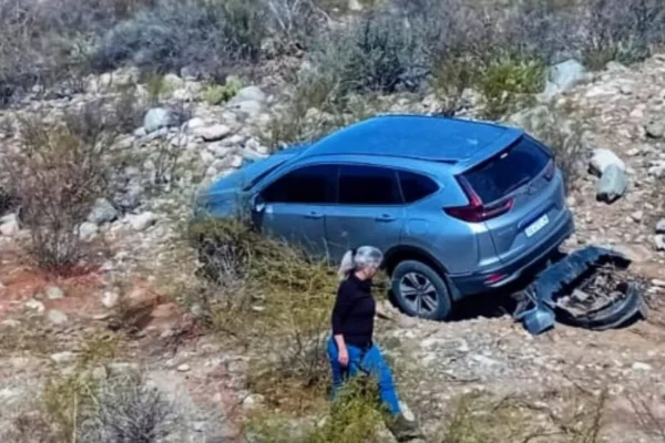 Una mujer ilesa tras perder el control de su auto