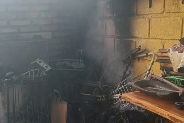 Bomberos controlaron un incendio en un quincho