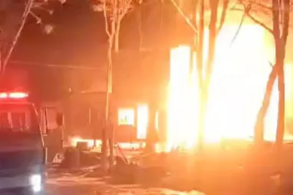 Una familia perdió a sus tres hijos en un voraz incendio en Ushuaia: los padres están en terapia intensiva