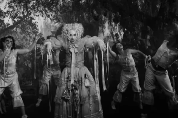 Lady Gaga homenajea a Michael Jackson en un impactante videoclip dirigido por Tim Burton